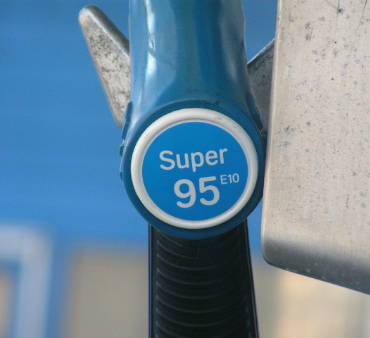 В России подешевел бензин