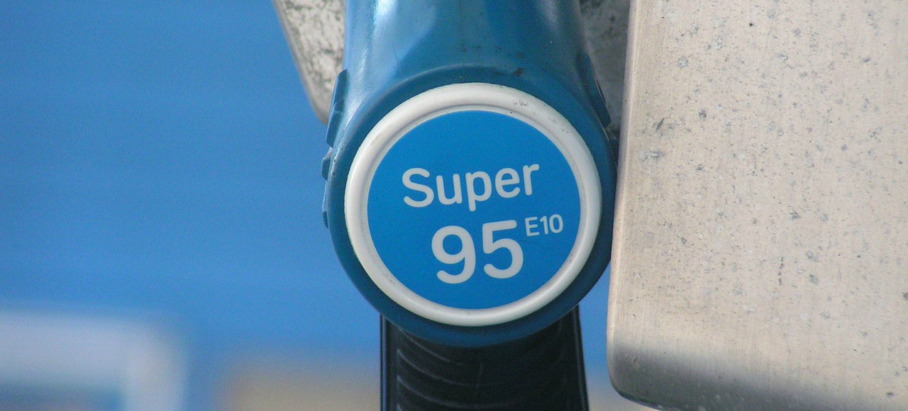 В России подешевел бензин