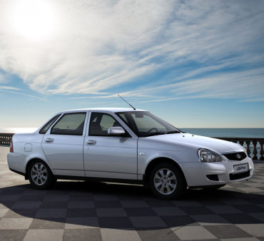 «Люксовая» Lada Priora стала черно-белой