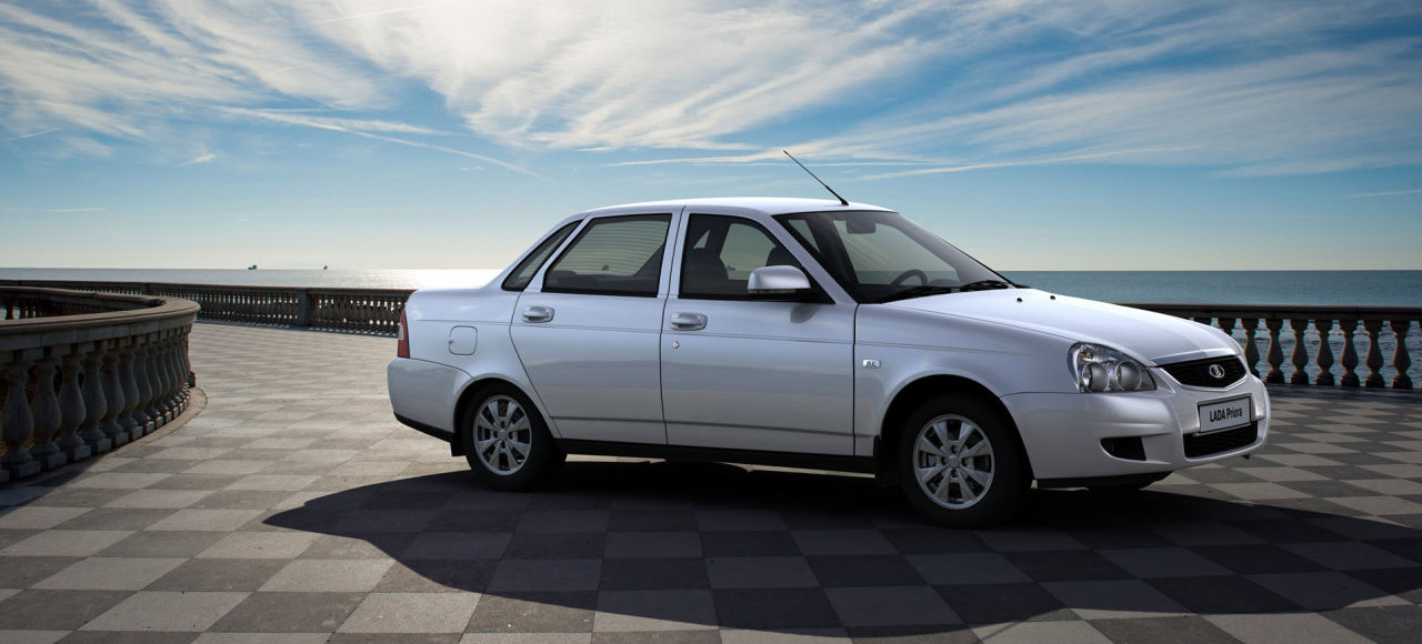 «Люксовая» Lada Priora стала черно-белой
