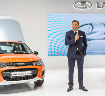 Президент АвтоВАЗ представил Lada Vesta на автосалоне в Красноярске