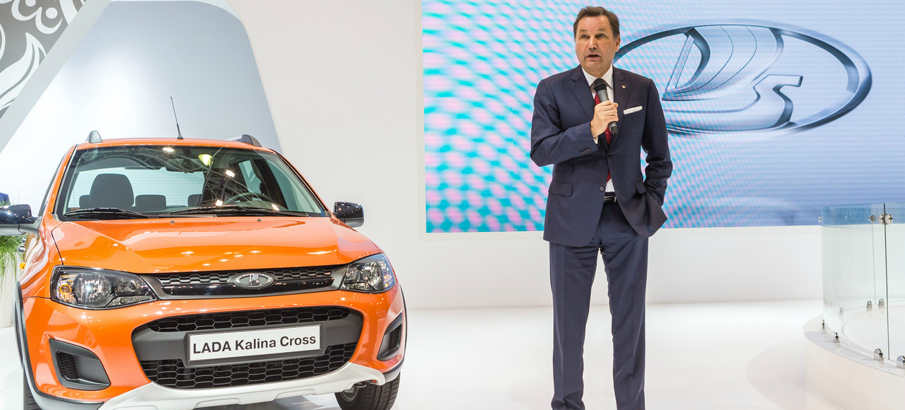 Президент АвтоВАЗ представил Lada Vesta на автосалоне в Красноярске