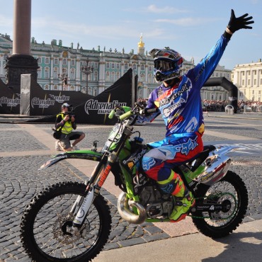 Adrenaline FMX Riders: над Дворцовой взмыли мотоциклы