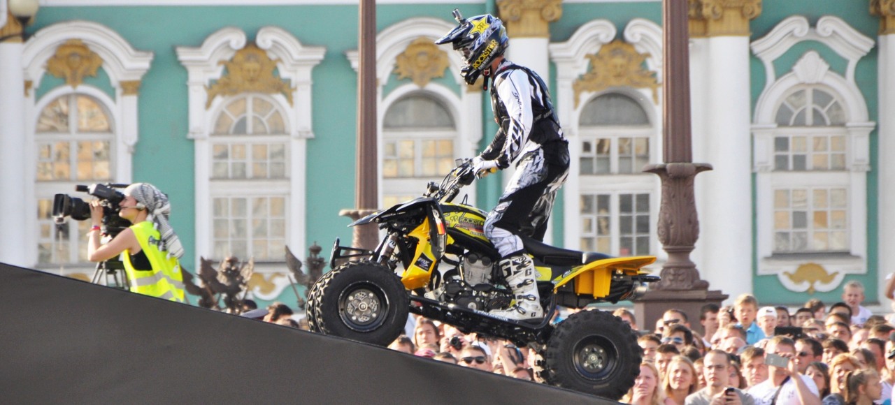 Adrenaline FMX Riders: над Дворцовой взмыли мотоциклы