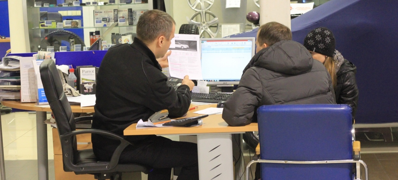 Дилеры Петербурга начали устраивать «аукционы» для покупателей