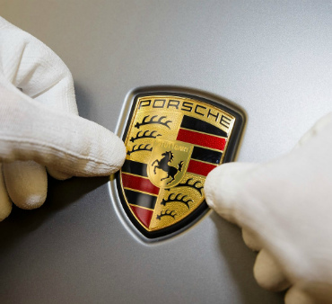 Компания Porsche приотсановила поставки в Россию
