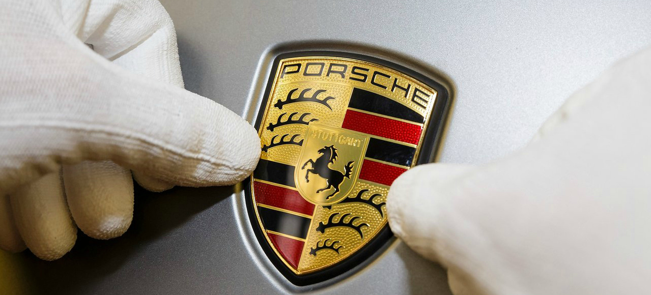 Компания Porsche приотсановила поставки в Россию