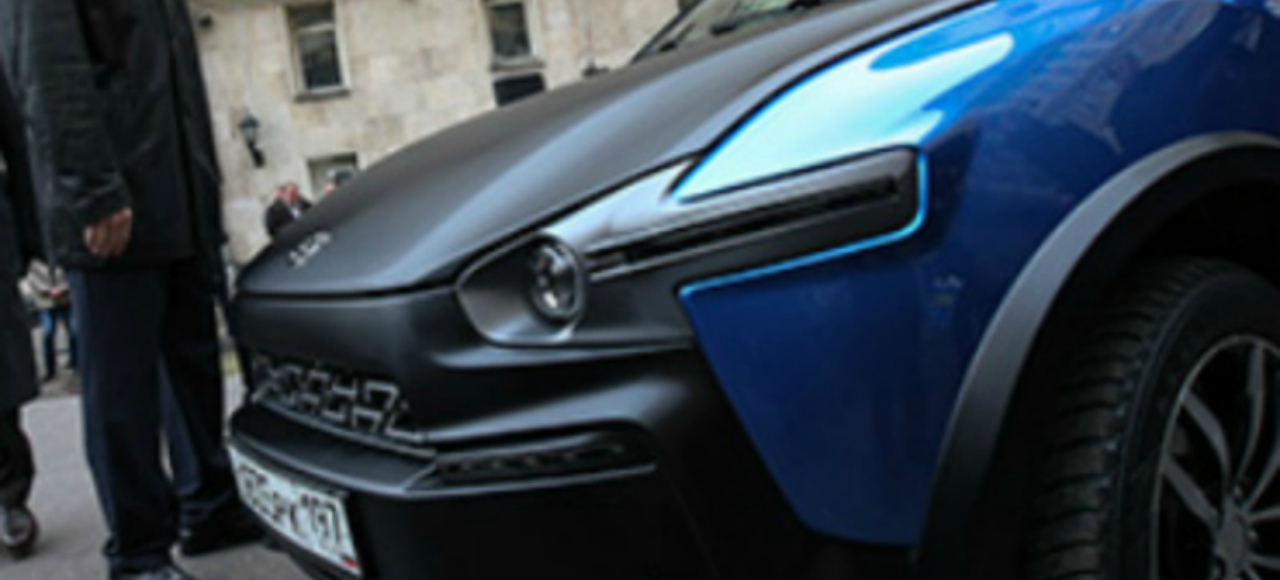 Лидеру ЛДПР Владимиру Жириновскому подарили «ё-мобиль»