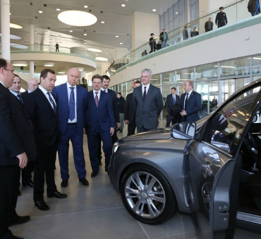 Премьер Дмитрий Медведев оценил новинки АВТОВАЗ