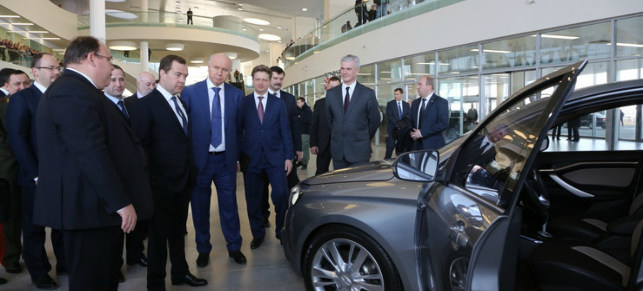Премьер Дмитрий Медведев оценил новинки АВТОВАЗ