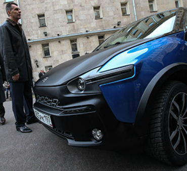 Лидеру ЛДПР Владимиру Жириновскому подарили «ё-мобиль»