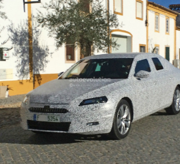 Первые шпионские фото Skoda Superb в сети