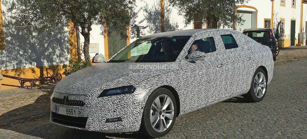Первые шпионские фото Skoda Superb в сети
