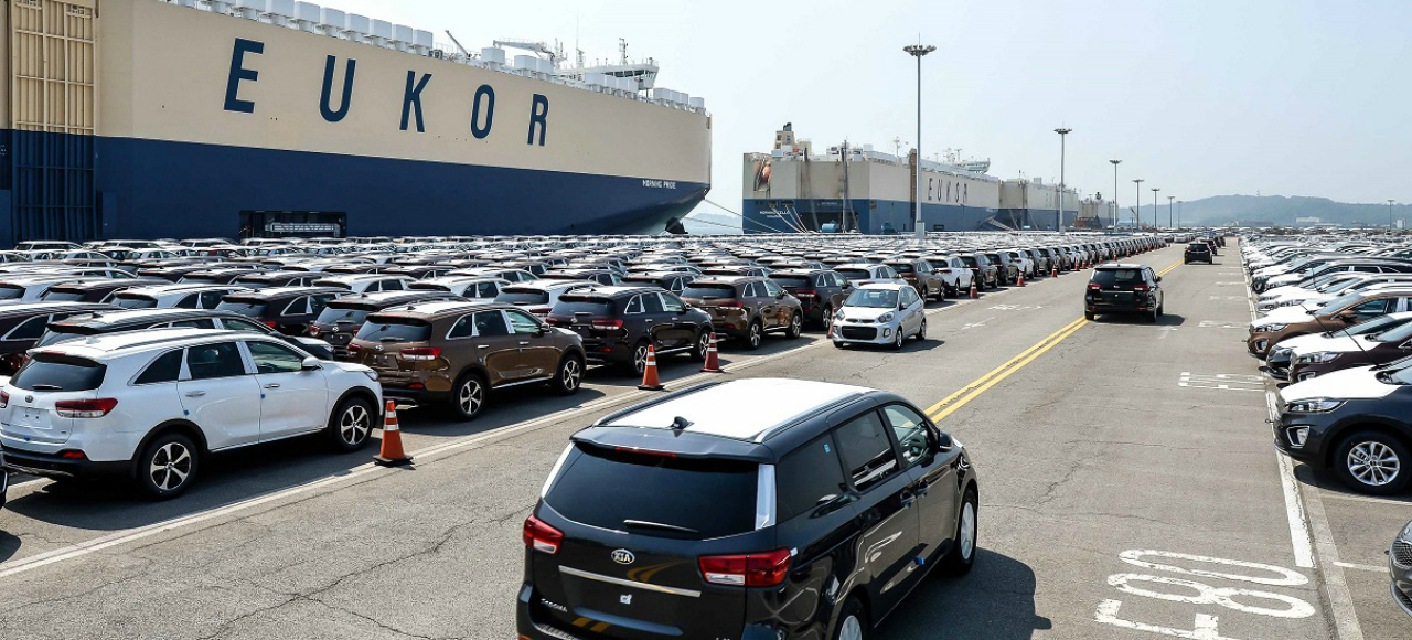 Автомобильный транспорт. Машины в порту. Экспорт автомобилей. Транспорт логистика. Экспорт автомобилей из японии.