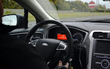 Ford представил систему предупреждения о выезде на «встречку»