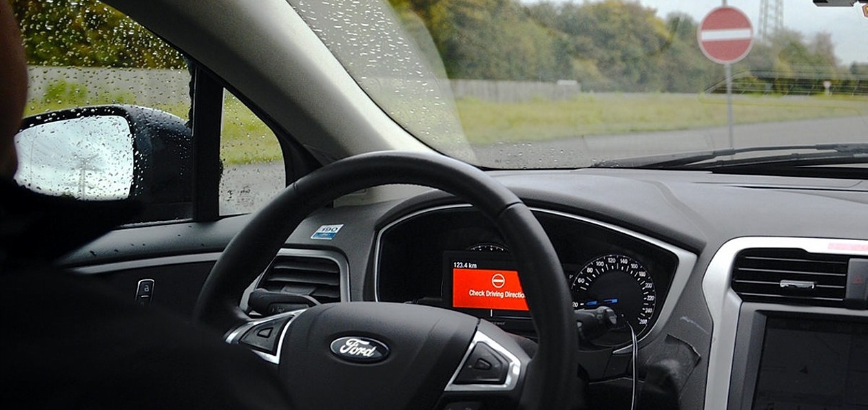 Ford представил систему предупреждения о выезде на «встречку»