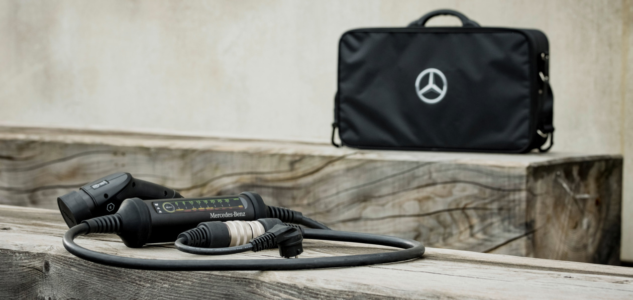 Mercedes-Benz начал продавать зарядку с переходниками
