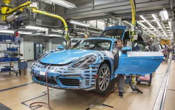 Новый Porsche 718 Cayman встал на конвейер
