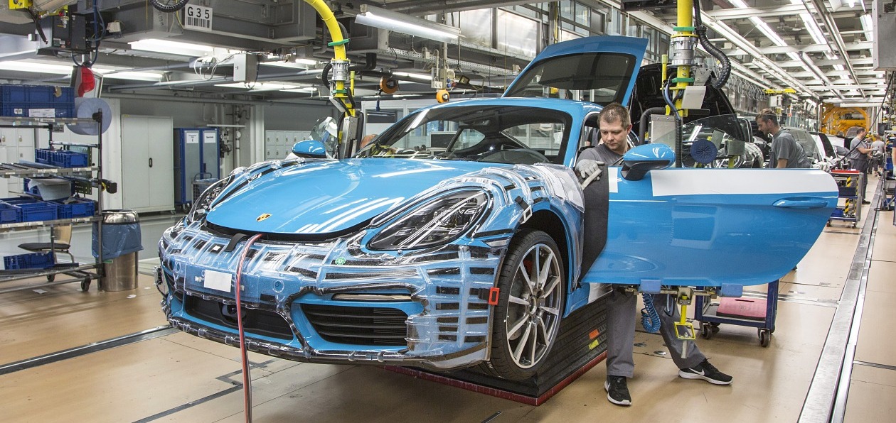 Новый Porsche 718 Cayman встал на конвейер