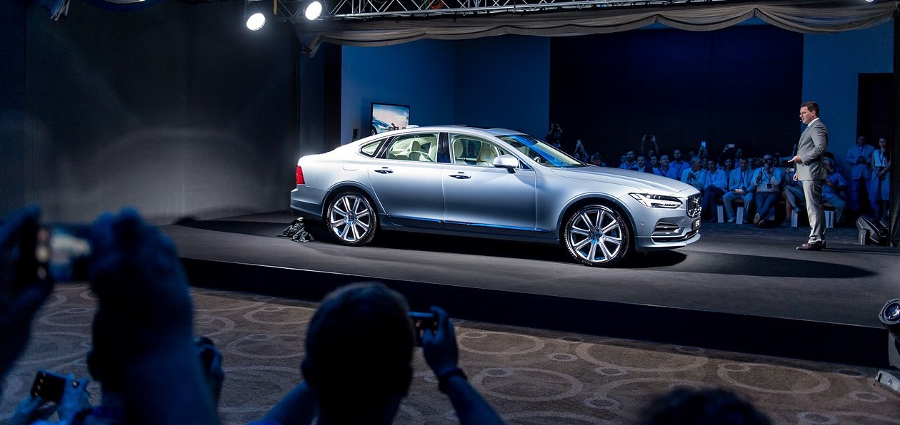 Volvo представила в России новый S90