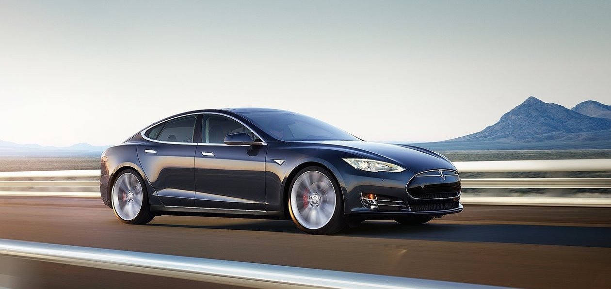 Tesla проехала более 900 км на одной зарядке