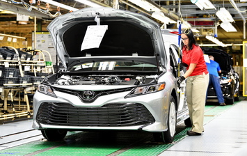 Новая Toyota Camry встала на конвейер
