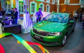 В России стартовали продажи Skoda Rapid FL: в Петербурге машину встретили с помпой