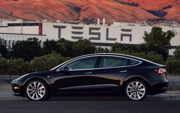 Tesla Model 3 встала на конвейер