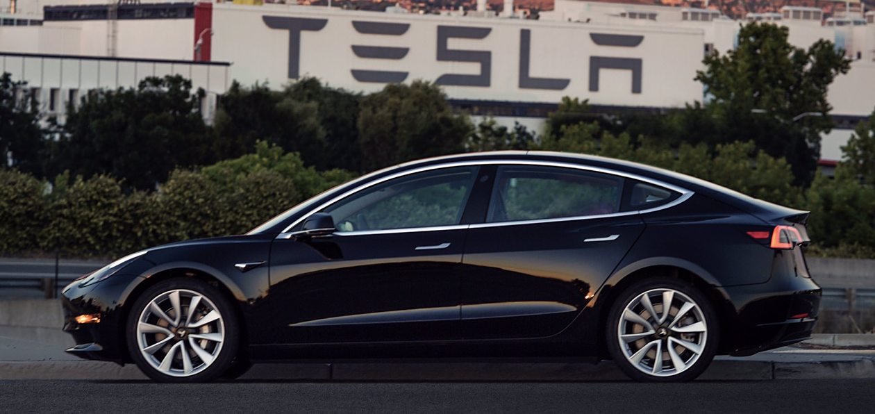 Tesla Model 3 встала на конвейер