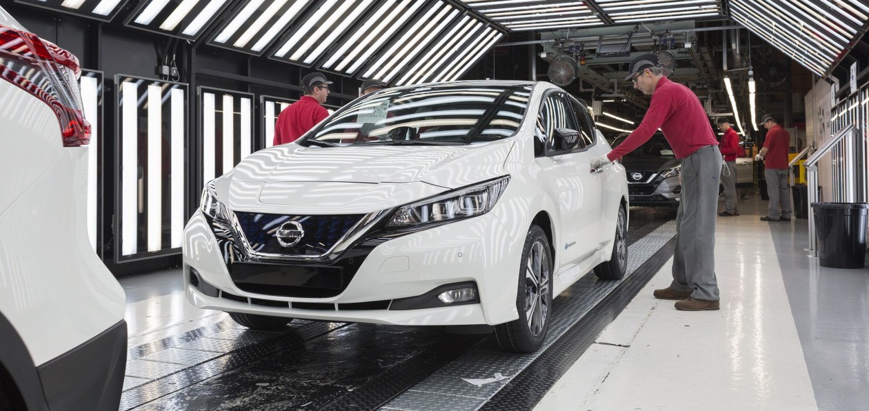 Новый Nissan Leaf встал на конвейер в Европе