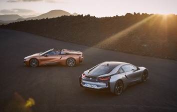Новые BMW i8 Coupe и Roadster оценены в рублях