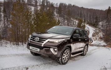 Внедорожник Toyota Fortuner получил бензиновый мотор