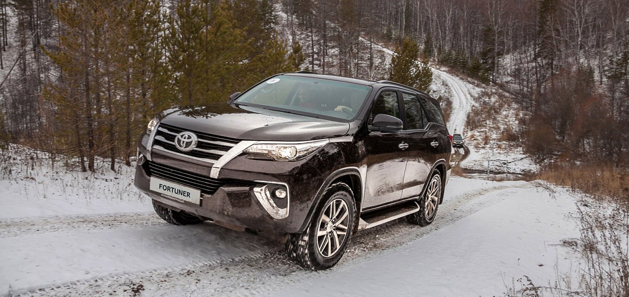 Внедорожник Toyota Fortuner получил бензиновый мотор