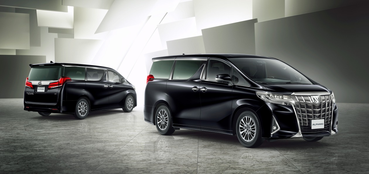 Обновленный минивэн Toyota Alphard доехал до России