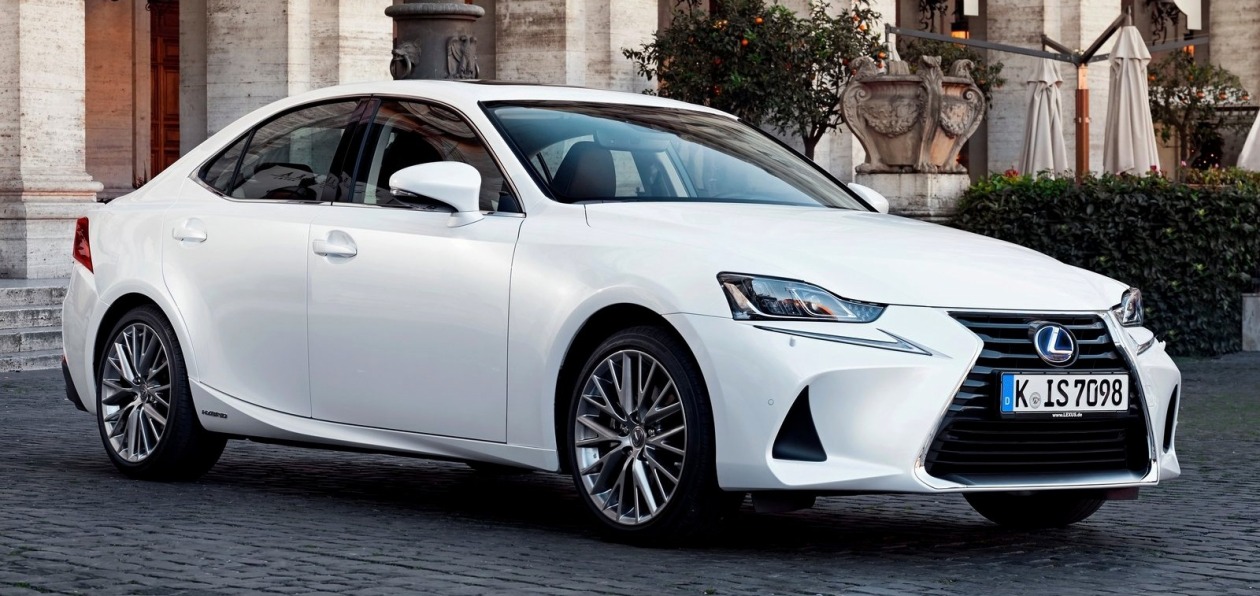 Обновленный Lexus IS доступен для заказа в России