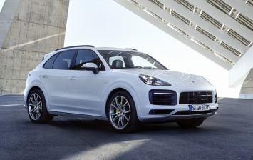 Новый Porsche Cayenne стал подключаемым гибридом