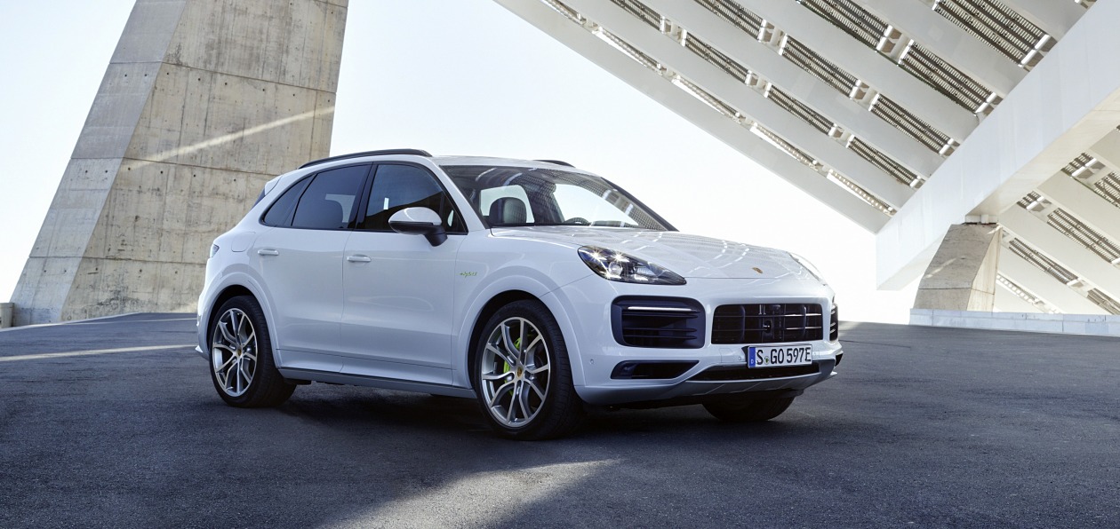 Новый Porsche Cayenne стал подключаемым гибридом