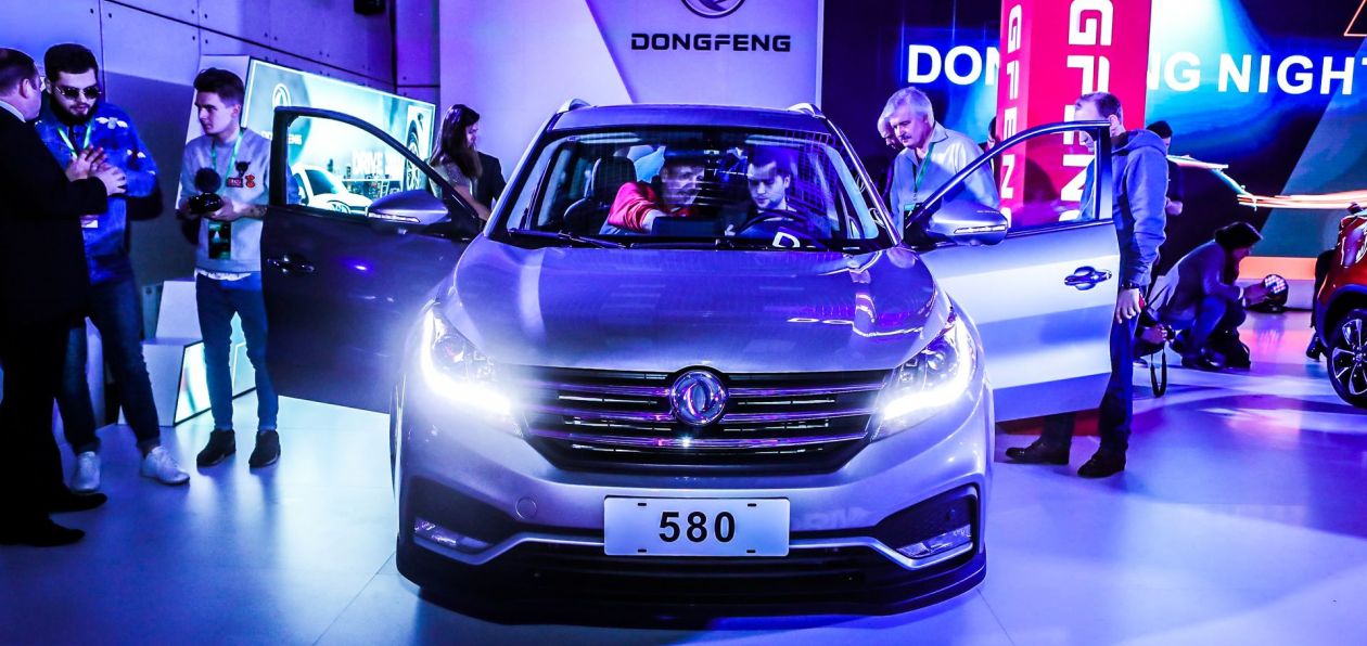 Dongfeng представил в России кроссовер со штатным видеорегистратором