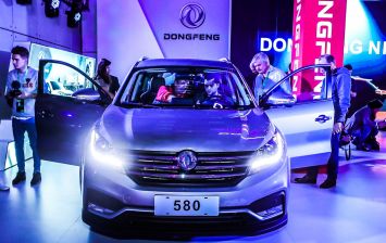 Dongfeng представил в России кроссовер со штатным видеорегистратором