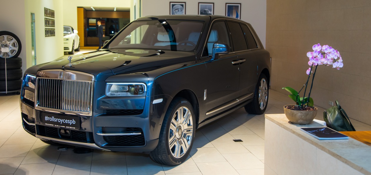 В Петербург прибыл новый Rolls-Royce Cullinan