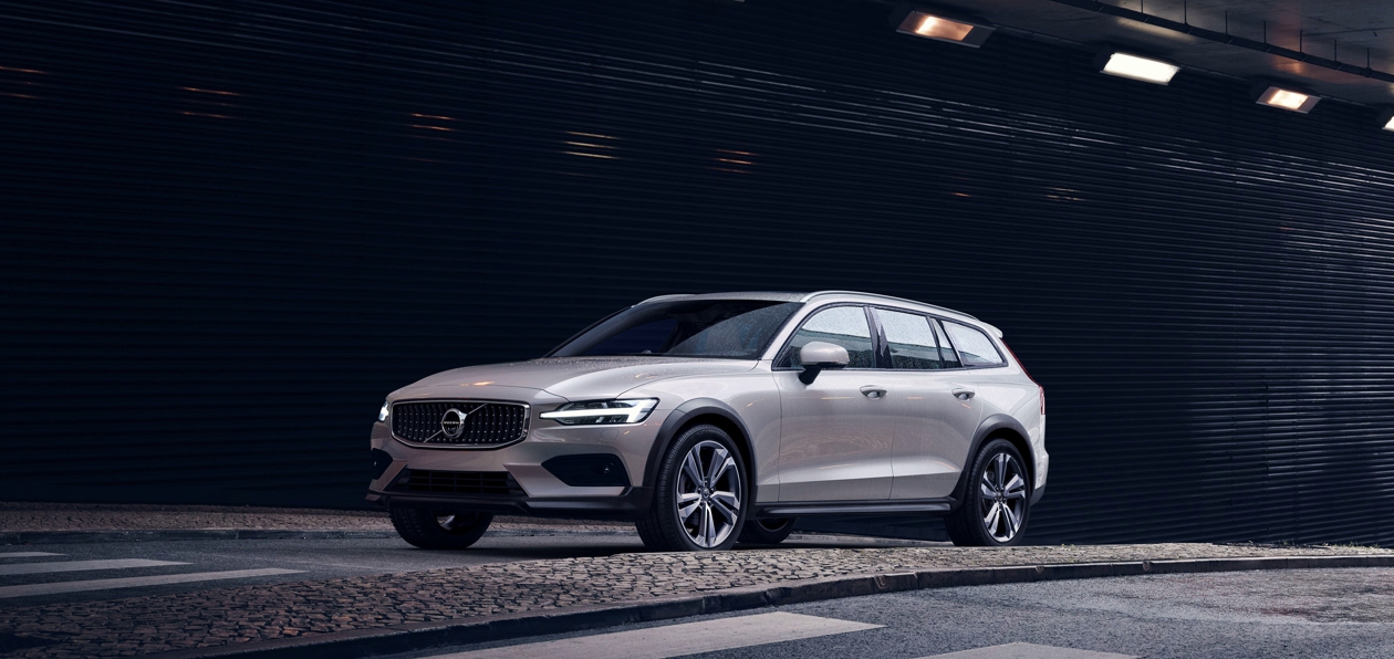 До дилеров доехали первые «живые» Volvo V60 Cross Country