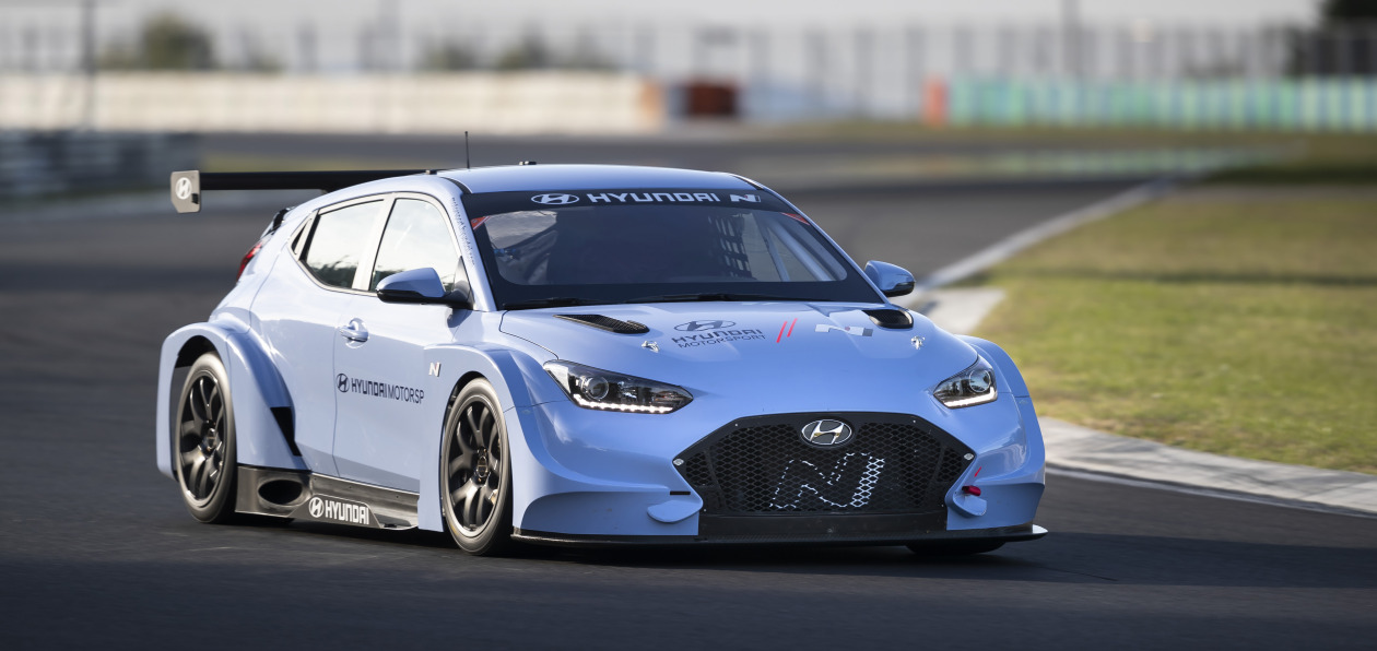 Hyundai Motorsport испытал электрический гоночный Veloster