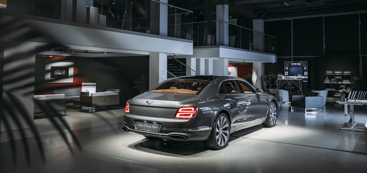 Новый Bentley Flying Spur доехал до Петербурга