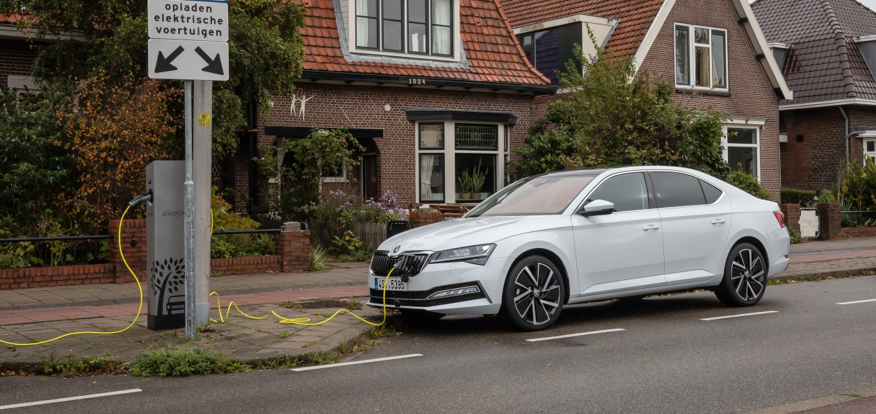 Skoda анонсировала старт продаж «гибридной» версии нового Superb