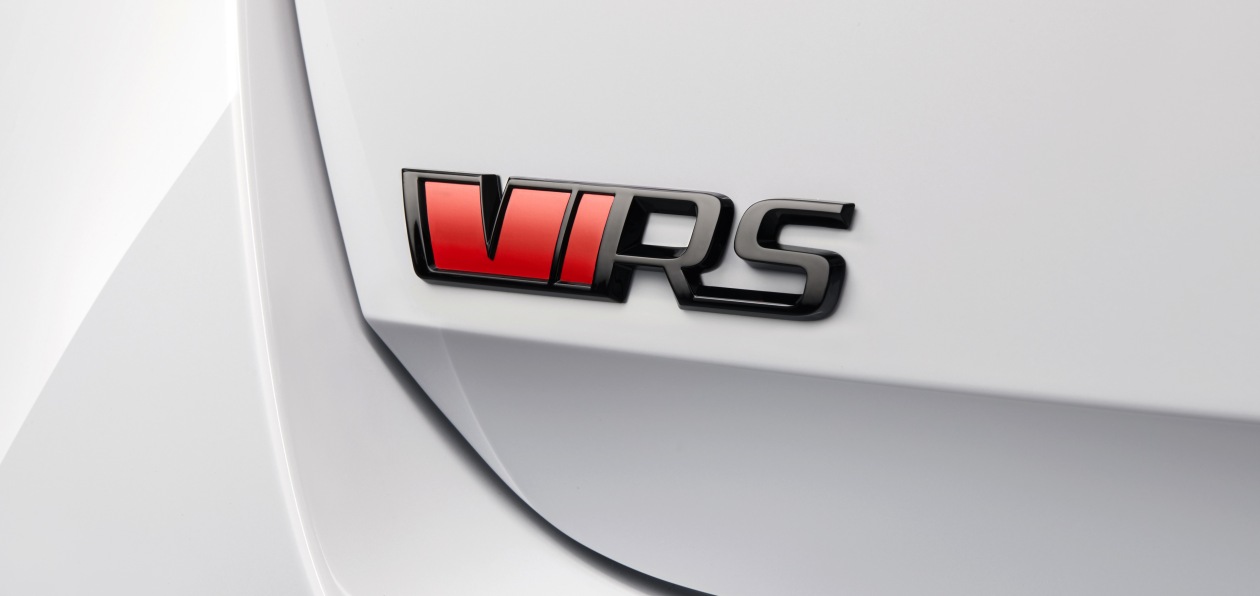 Skoda выложила первый тизер новой Octavia RS