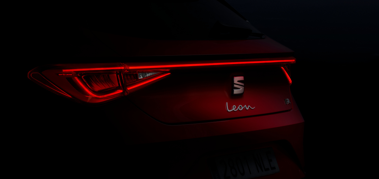 Seat показал тизер Leon нового поколения