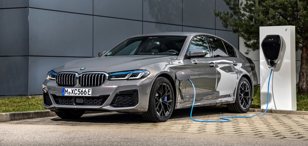 BMW продолжает электрифицировать обновленную «пятерку»
