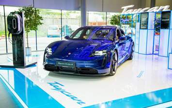 В Петербурге представили электроспорткар Porsche Taycan