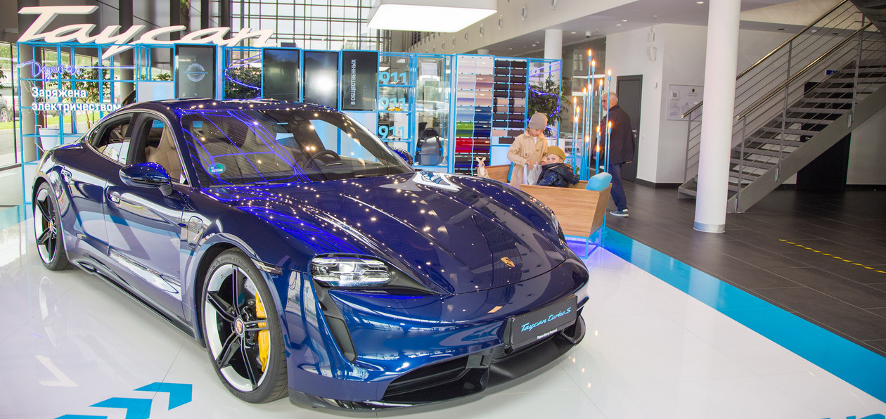 В Петербурге представили электроспорткар Porsche Taycan