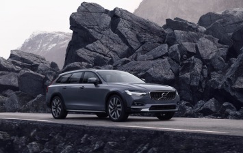 Volvo представила в России обновленные S90 и V90 Cross Country